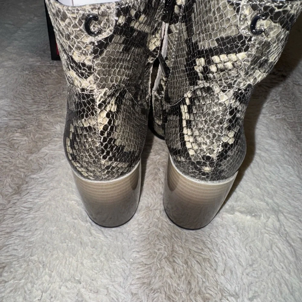 Circus by Sam Edelman Women’s Square Toe Zip-Up Booties